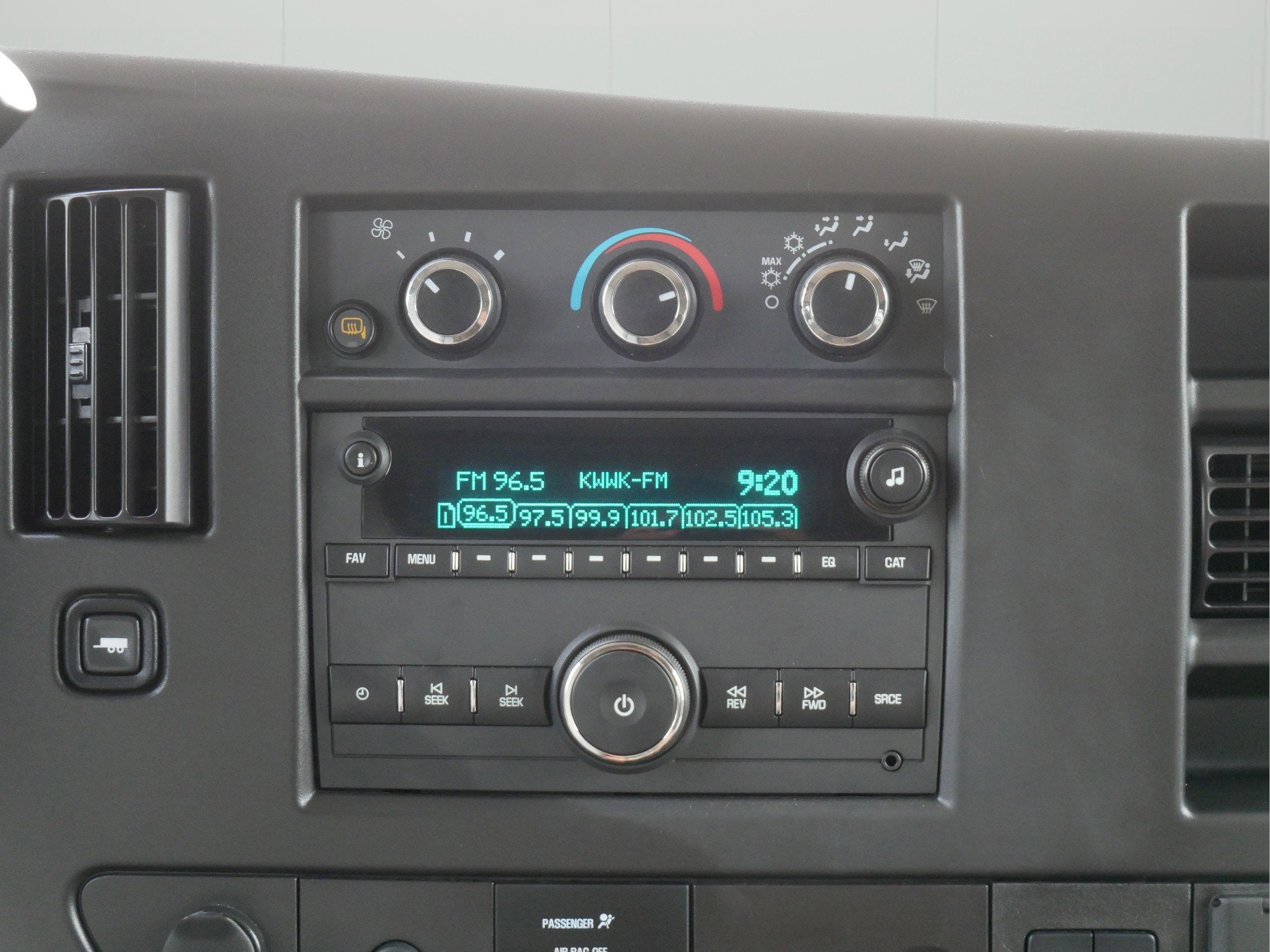 2024 Chevrolet Express Passenger 3500 1LT