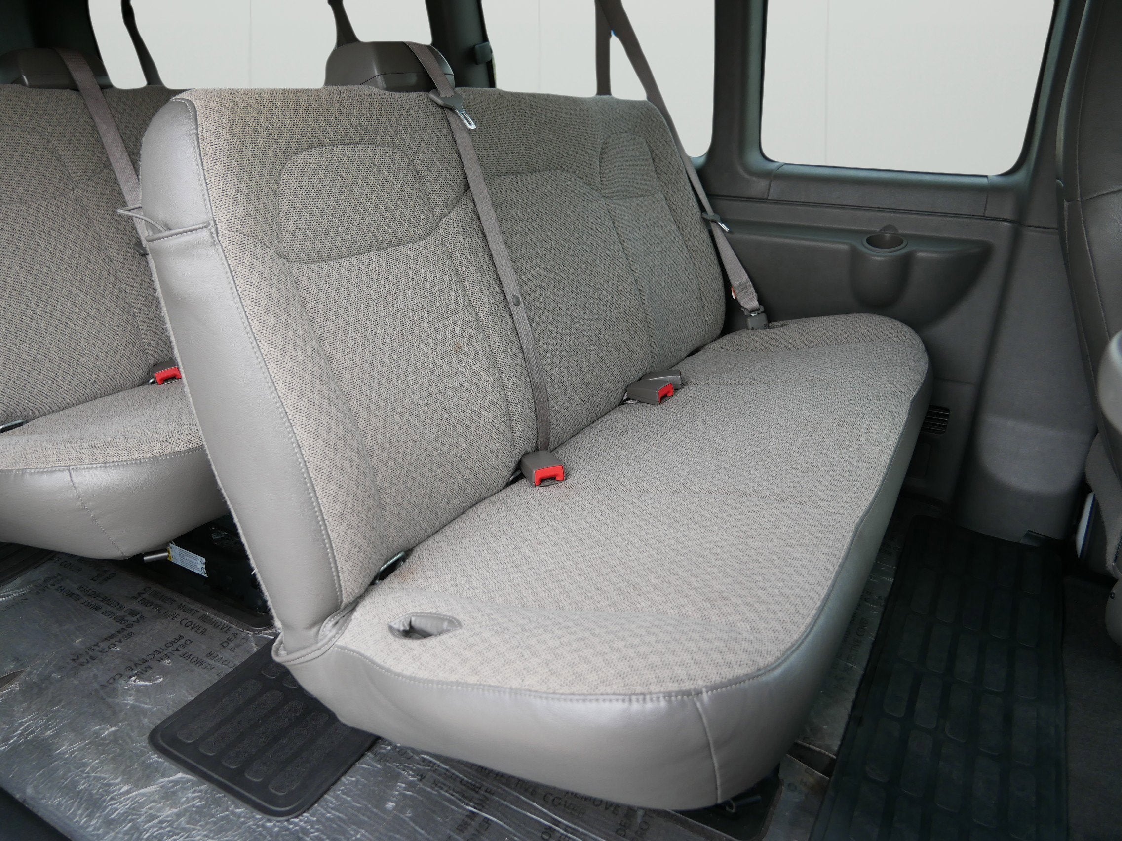 2024 Chevrolet Express Passenger 3500 1LT