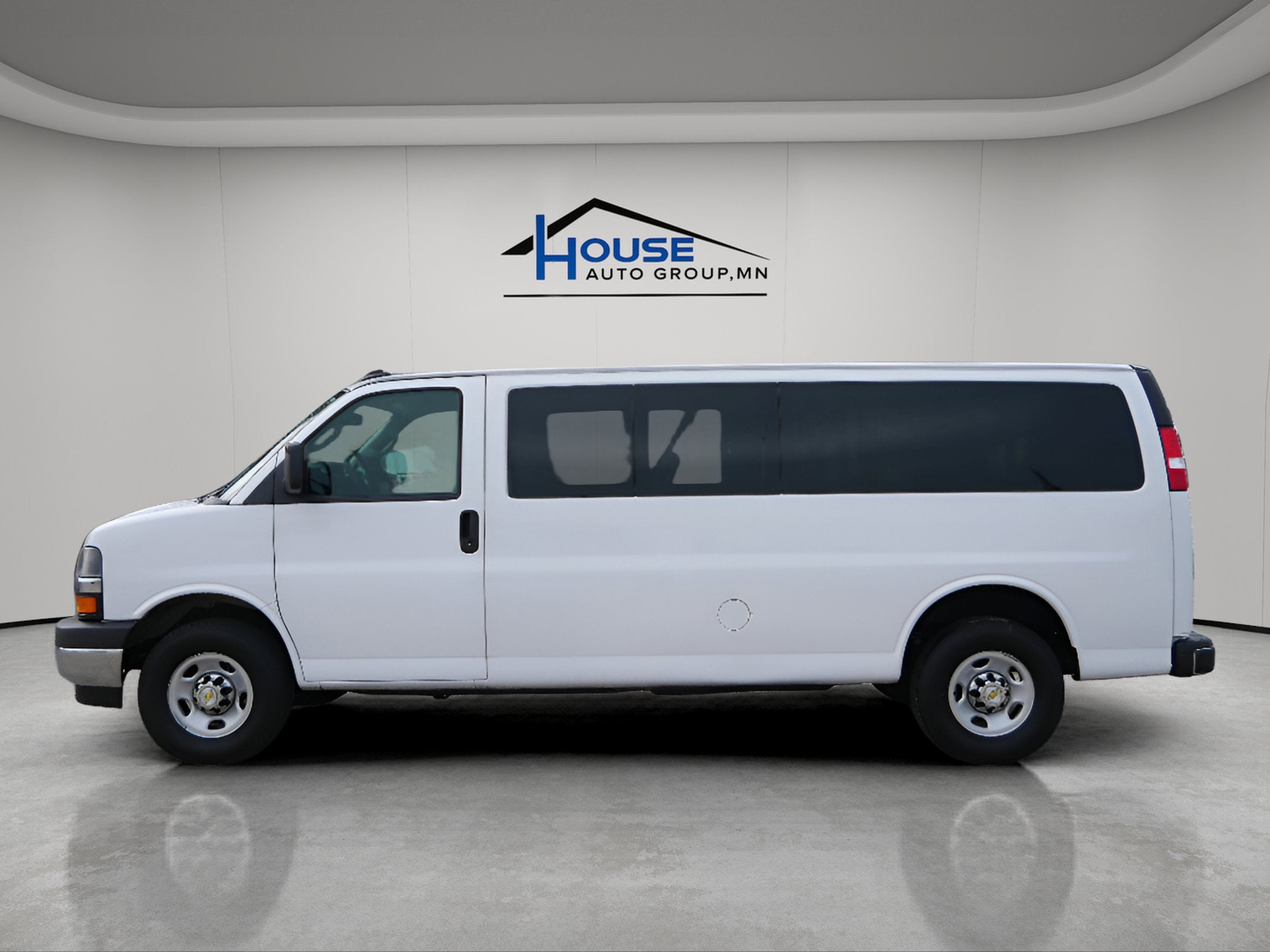 2024 Chevrolet Express Passenger 3500 1LT