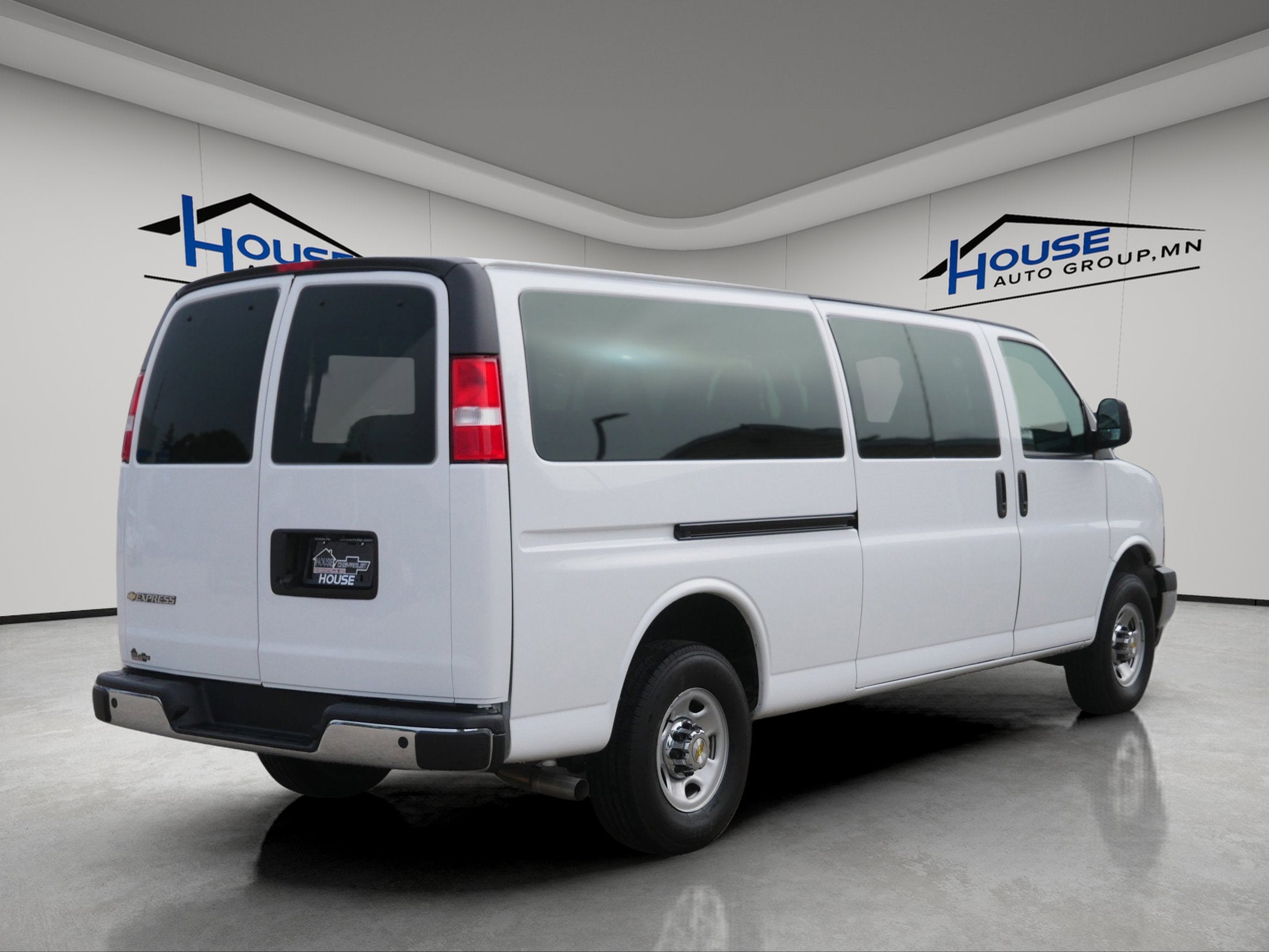2024 Chevrolet Express Passenger 3500 1LT