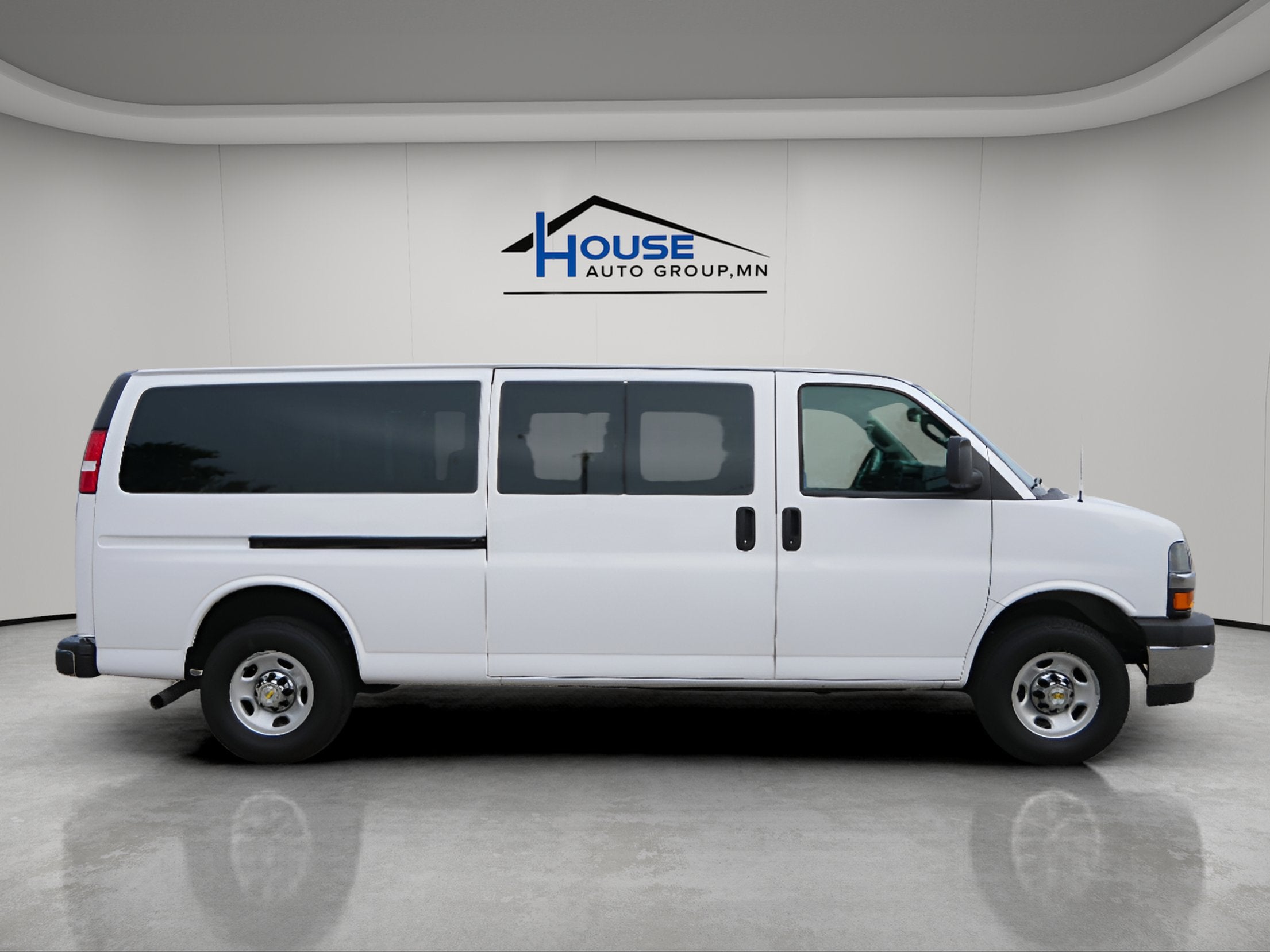 2024 Chevrolet Express Passenger 3500 1LT