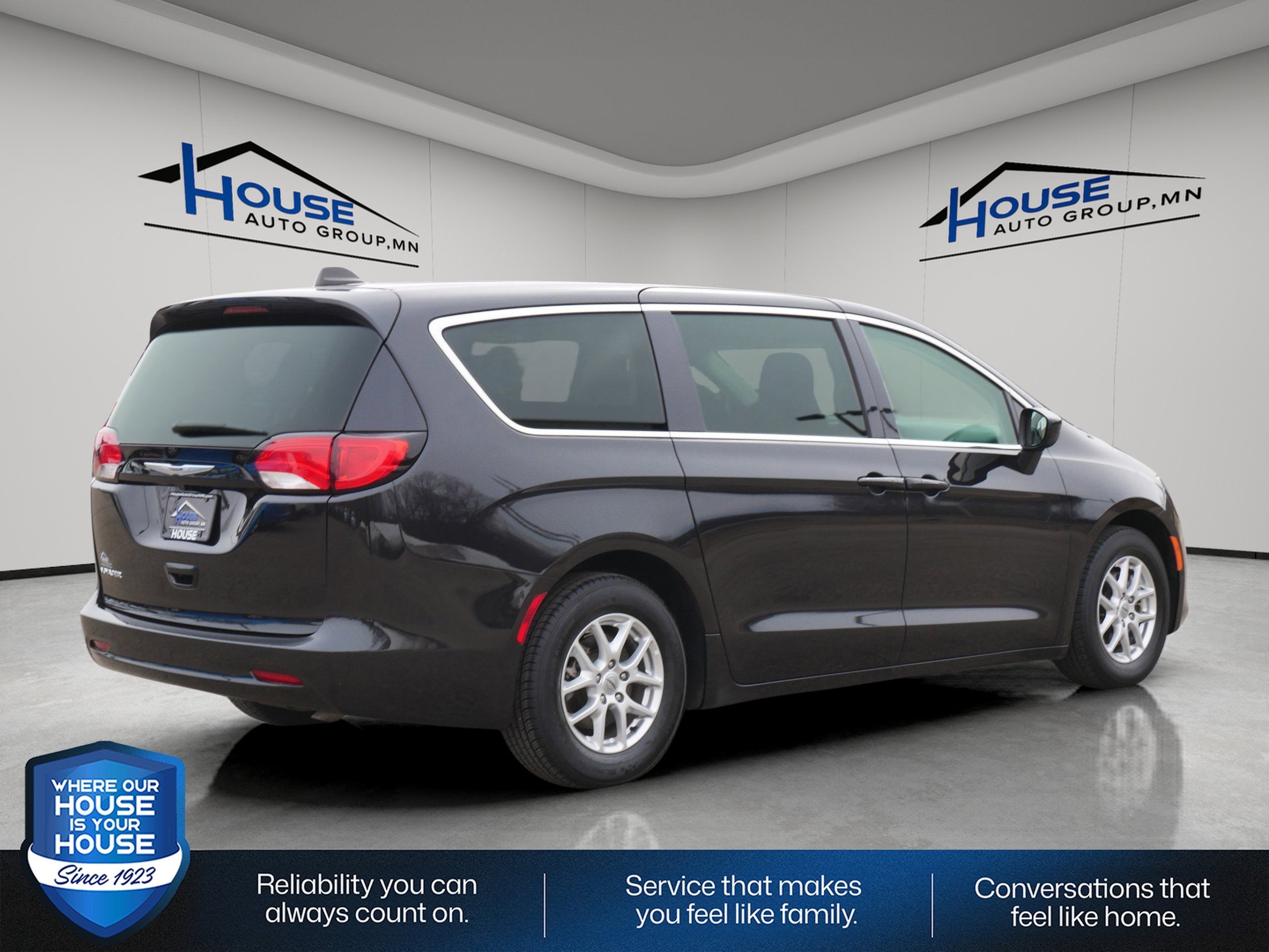 2023 Chrysler Voyager LX