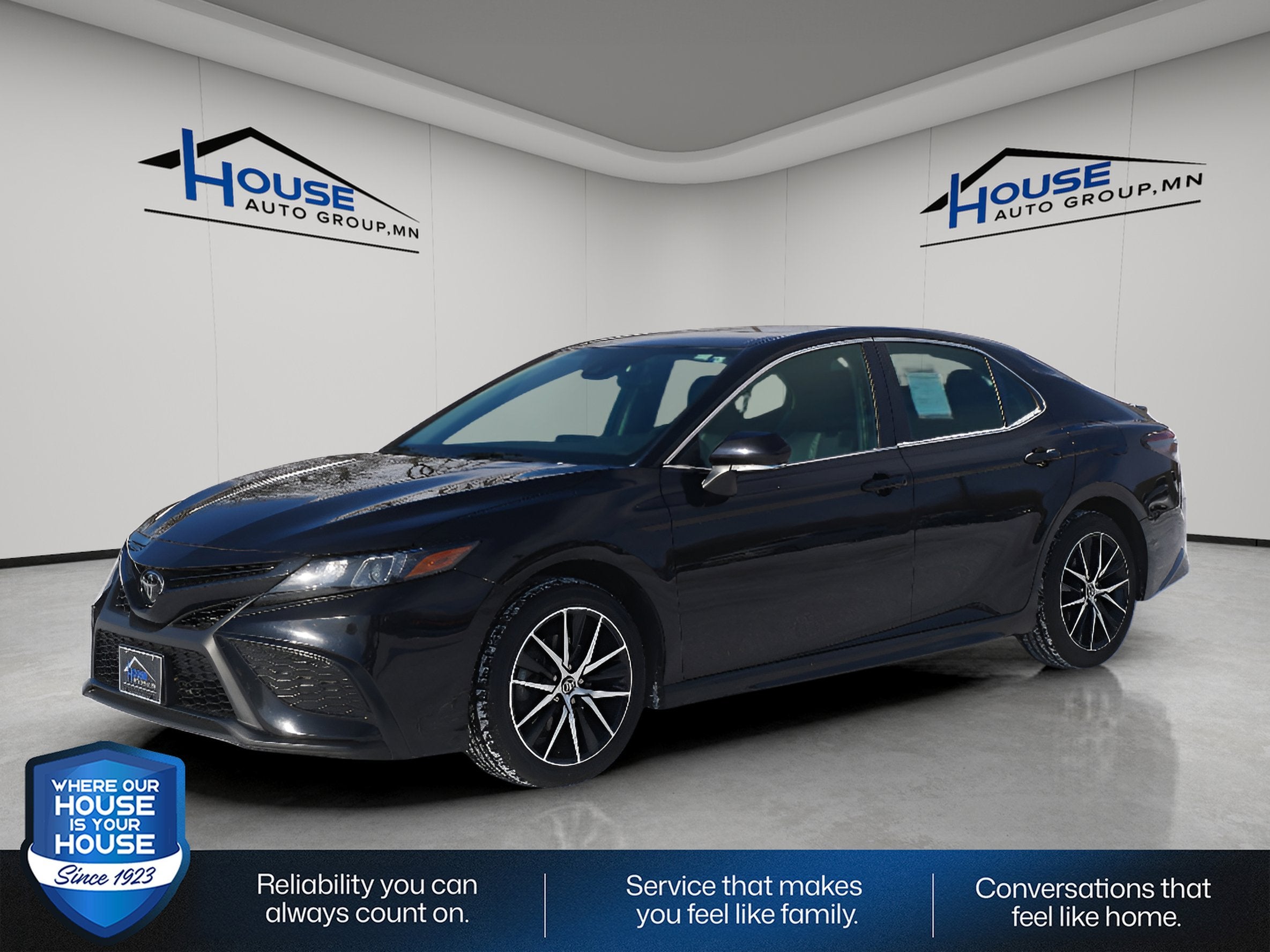 Used 2022 Toyota Camry SE with VIN 4T1G11AK5NU709388 for sale in Red Wing, Minnesota